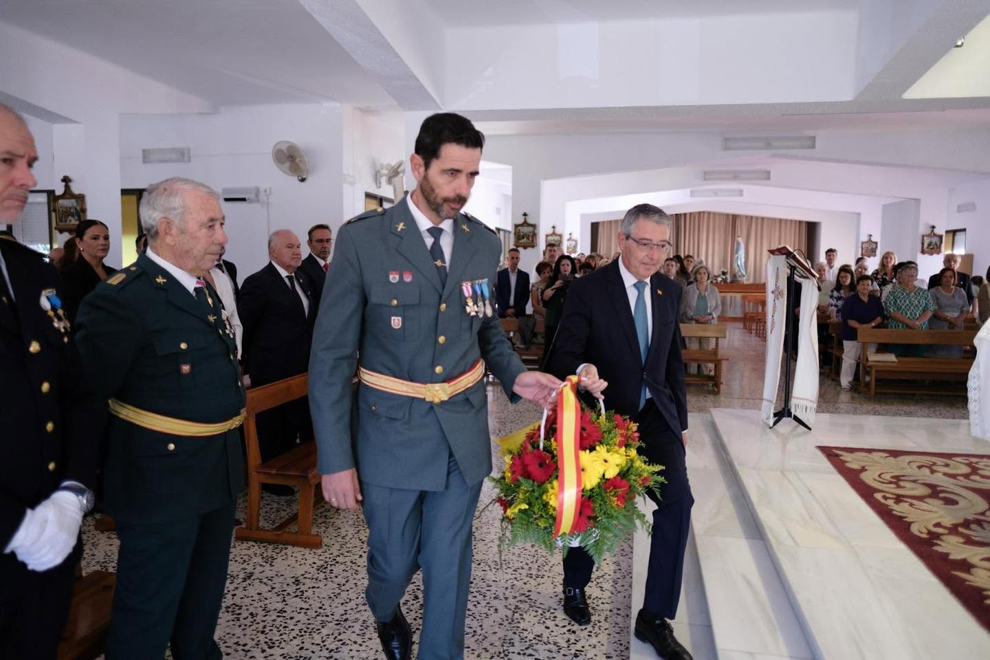 Alcalde junto al teniente de la Guardia Civil